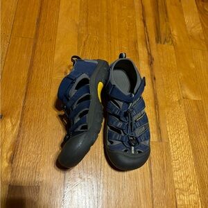 Women’s Keen Shoes Size 6